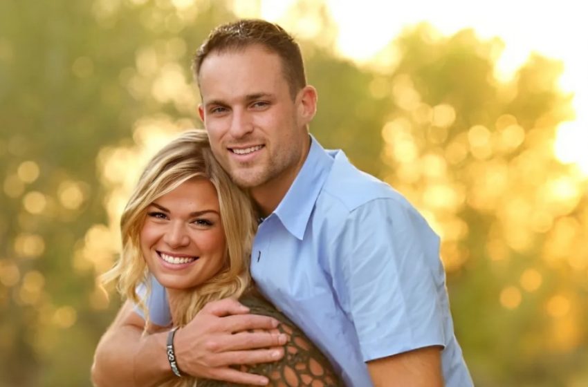  La commovente storia dietro questa foto: una donna che porta sulle spalle il marito senza gambe!