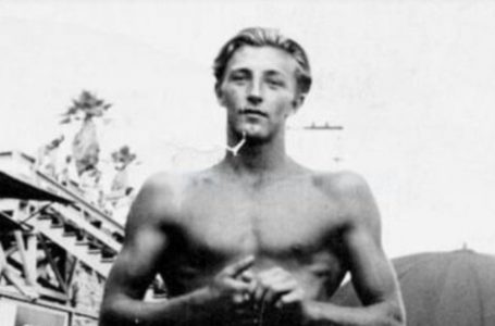 Puoi indovinare chi è? La leggenda intramontabile di Hollywood, con un carisma che sfida il tempo!