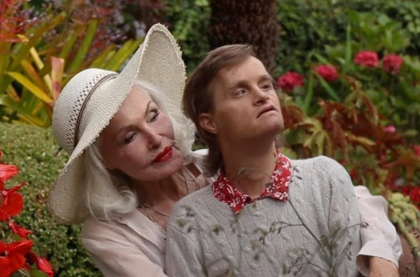  “Una star iconica a 92 anni, totalmente dedita al figlio di 42 con sindrome di Down! Scopri di più sulla loro storia commovente!